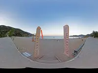 Piaszczysta plaża przy Belcekum Beach z widokiem na morze