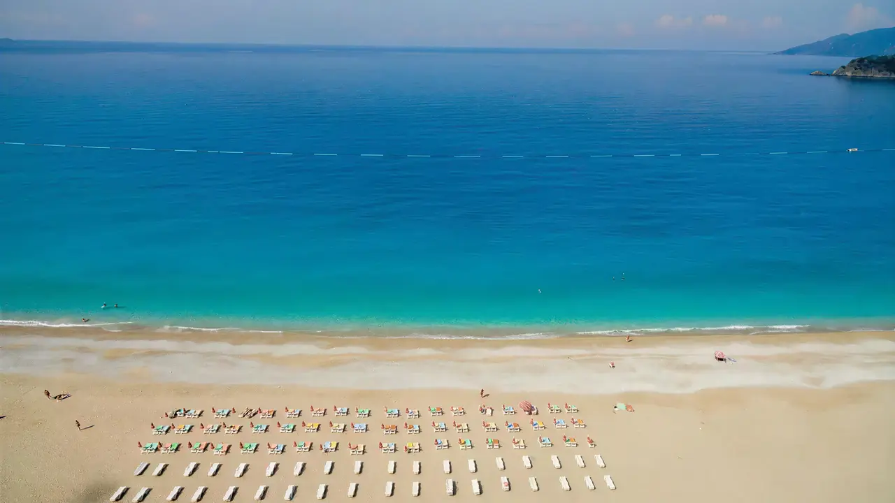 Plaża z leżakami w Belcekum Beach