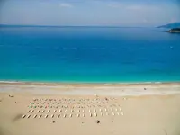 Plaża z leżakami w Belcekum Beach