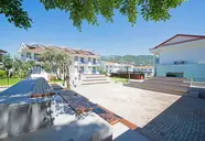 Budynki i zewnętrzny dziedziniec w Belcekum Beach