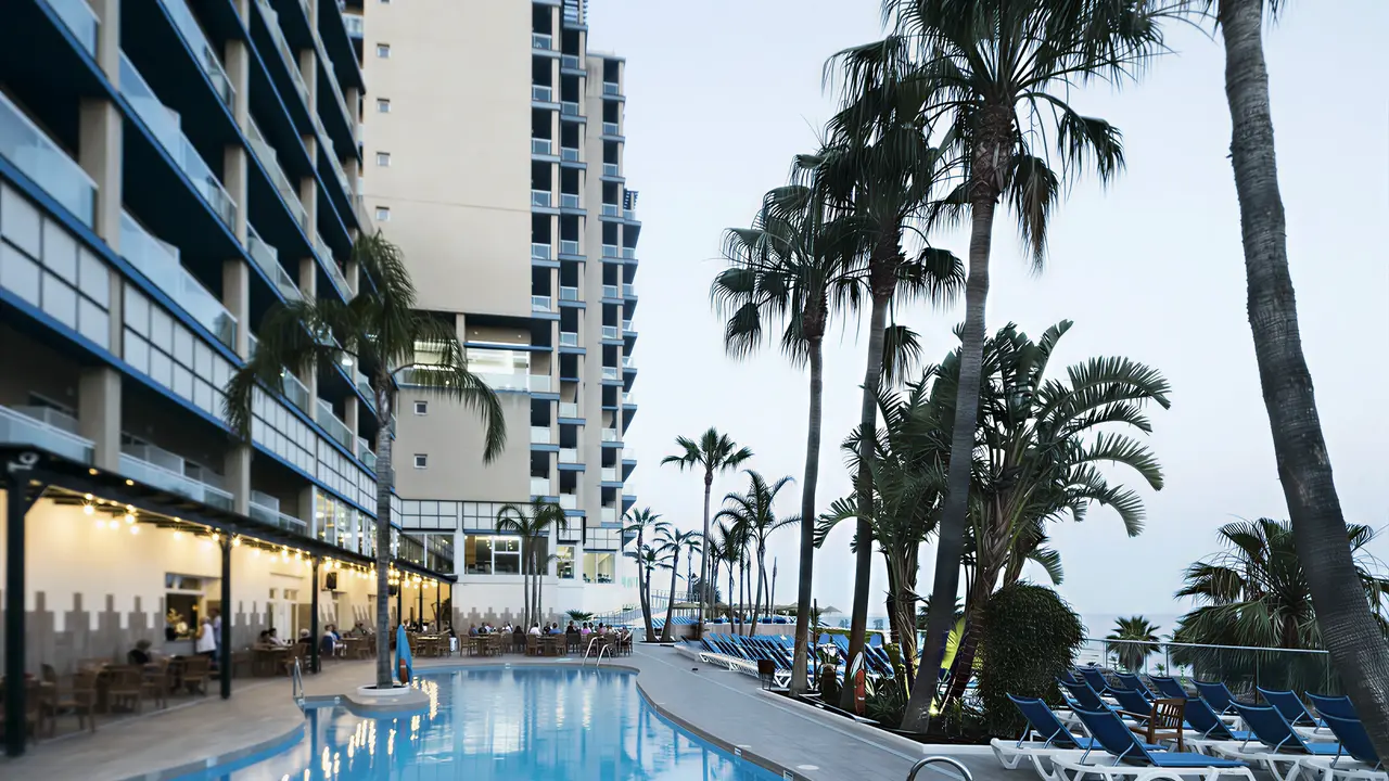 Basen z leżakami w hotelu Best Benalmadena