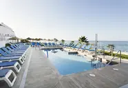 Basen z leżakami w hotelu Best Benalmadena