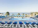 Basen z leżakami w hotelu Best Benalmadena