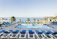 Basen z leżakami w hotelu Best Benalmadena