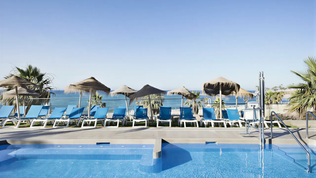 Basen z leżakami i parasolami w Best Benalmadena