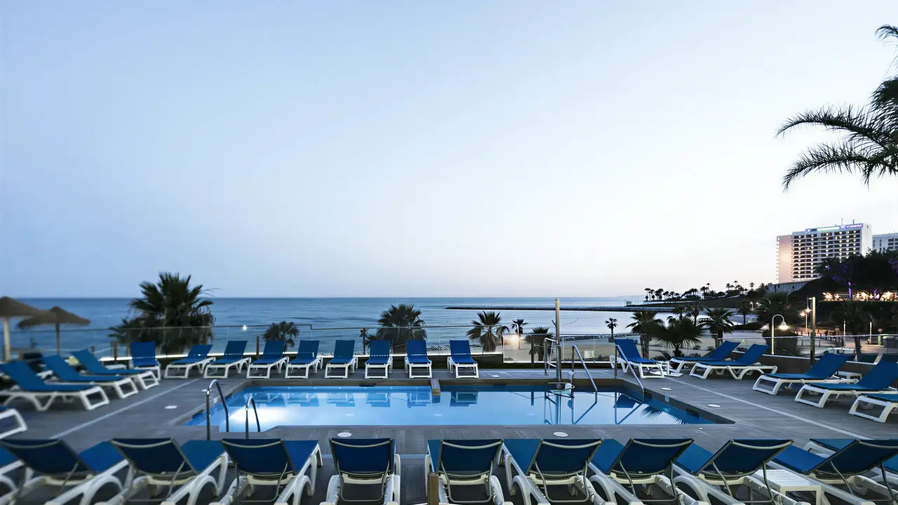 Basen z leżakami w Best Benalmadena