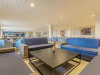Wspólna strefa wypoczynku z sofami w Best Benalmadena
