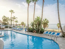 Basen z leżakami w Best Benalmadena