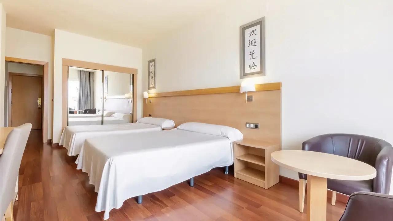 Pokój z łóżkami w Best Benalmadena