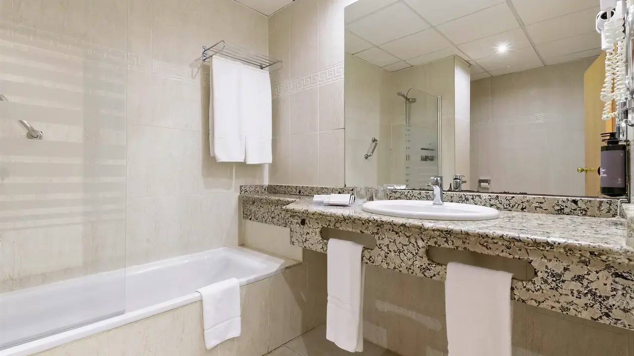 Łazienka z wanną i umywalką w Best Benalmadena