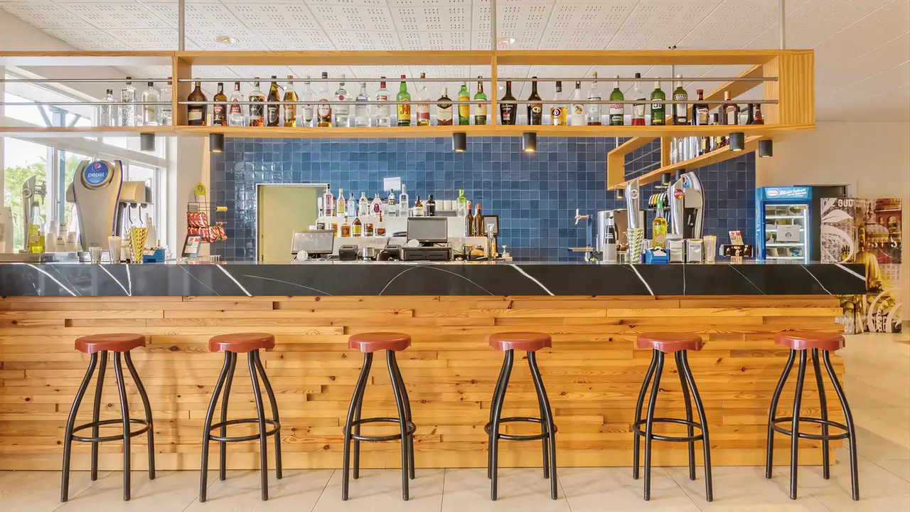 Bar z hokerami w hotelu Best Benalmadena