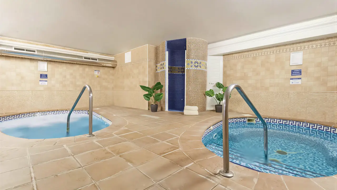 Wewnętrzna strefa spa z jacuzzi w Best Benalmadena