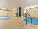 Wewnętrzna strefa spa z jacuzzi w Best Benalmadena