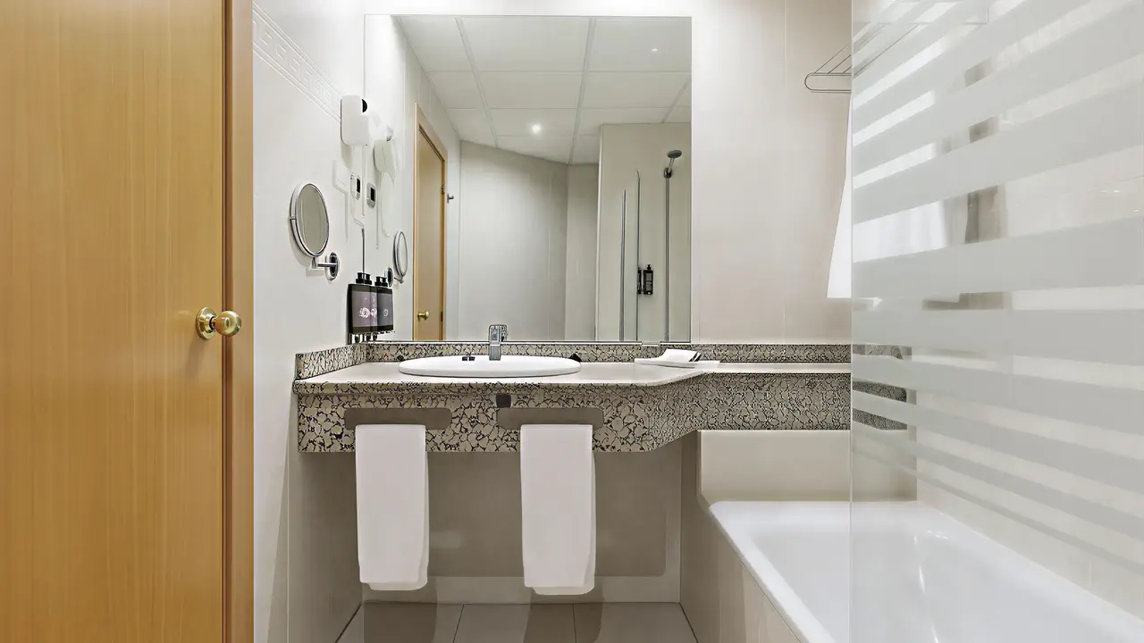 Łazienka w hotelu Best Benalmadena z wanną i umywalką