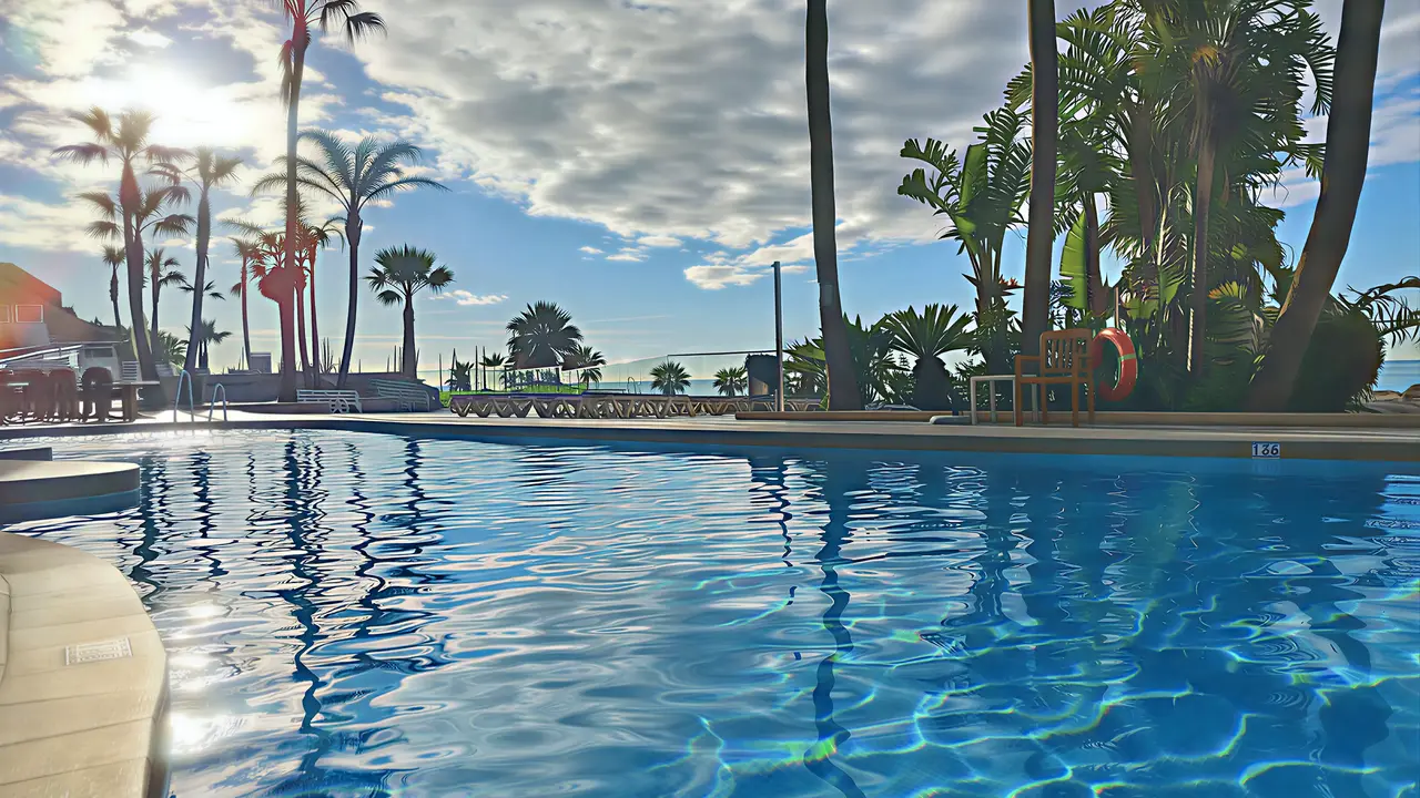 Basen zewnętrzny w Best Benalmadena z palmami