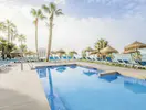 Basen z leżakami i parasolami w Best Benalmadena