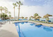 Basen z leżakami i parasolami w Best Benalmadena