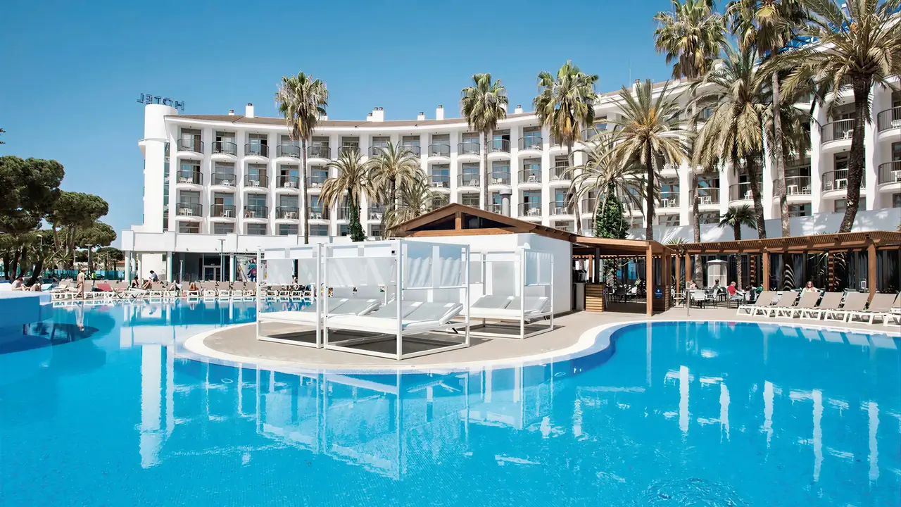 Basen i leżaki w Best Cambrils