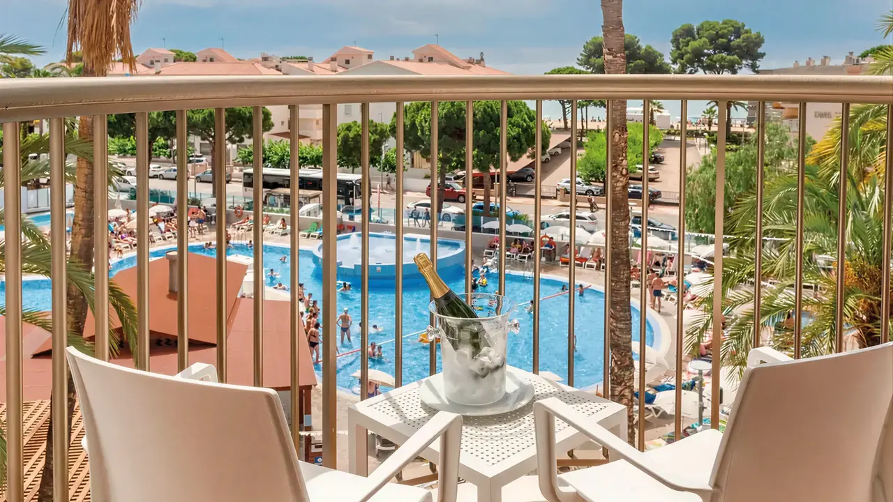 Balkon z widokiem na basen w Best Cambrils