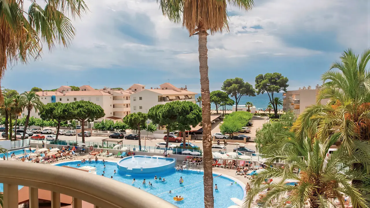 Widok na kompleks Best Cambrils z basenami