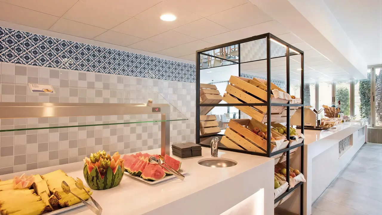 Bufet z jedzeniem w hotelu Best Cambrils