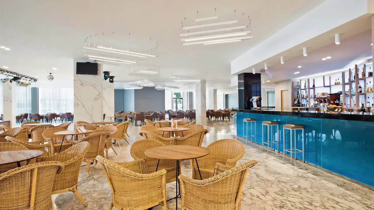Nowoczesny bar w hotelu Best Cambrils