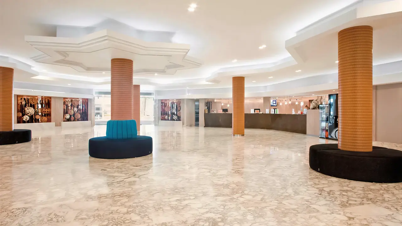 Nowoczesne i przestronne lobby w Best Cambrils