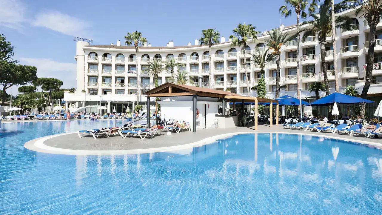 Basen z leżakami w Best Cambrils