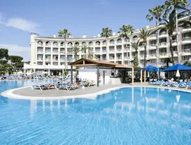 Basen z leżakami w Best Cambrils