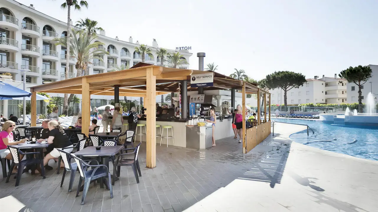 Bar przy basenie w Best Cambrils