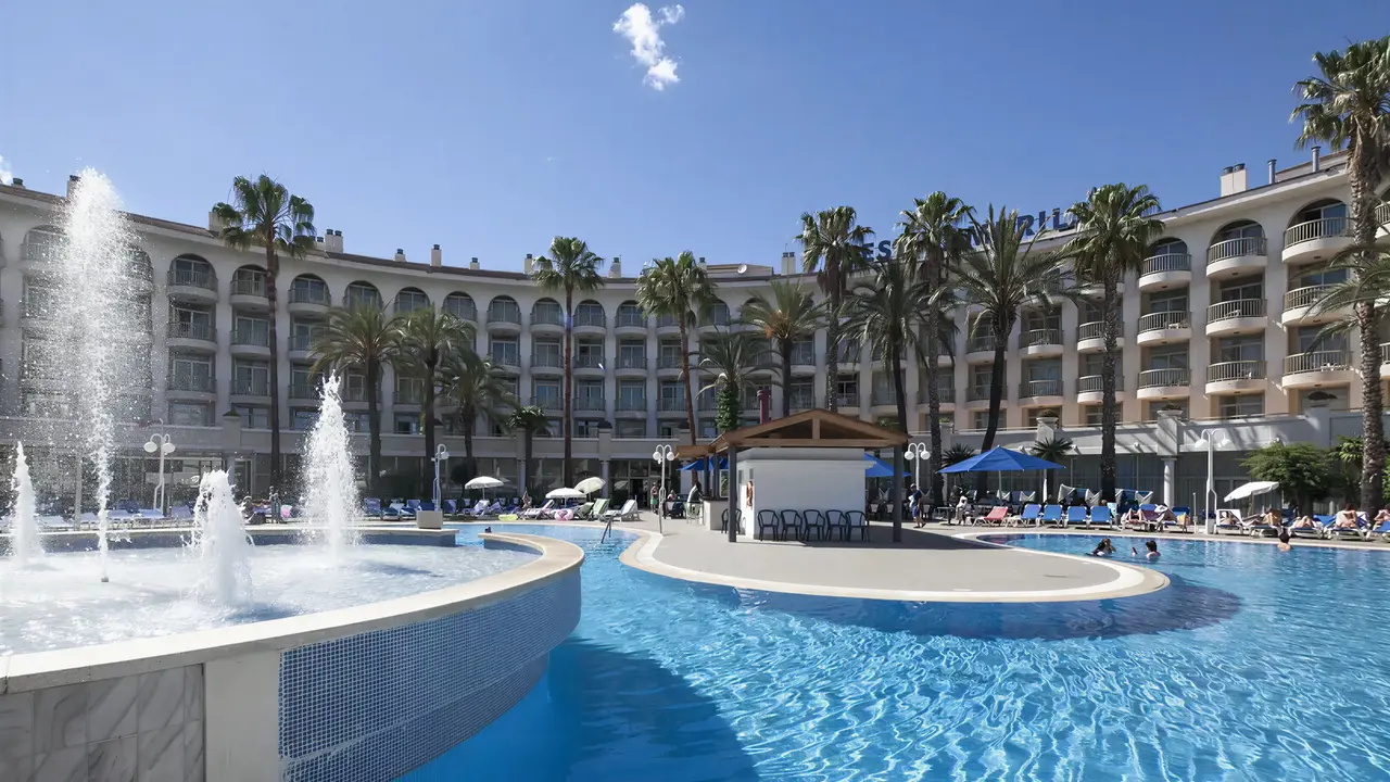 Basen z fontannami w hotelu Best Cambrils