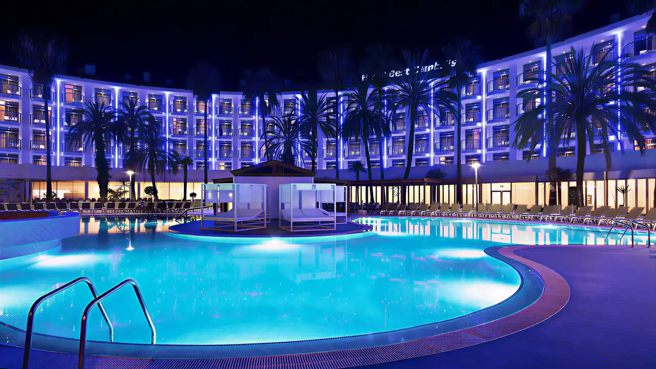 Oświetlony basen w hotelu Best Cambrils w nocy