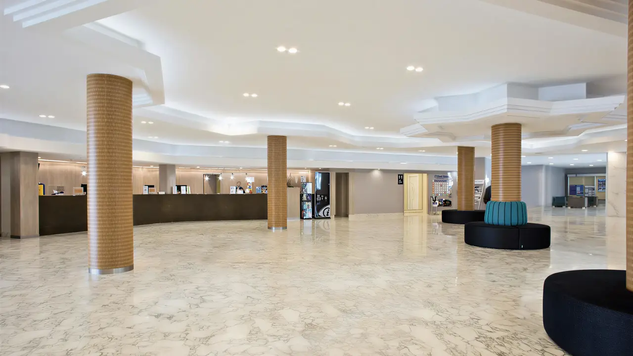 Nowoczesne wnętrze lobby w Best Cambrils