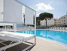 Basen i białe leżaki w Best Cambrils