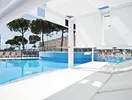 Basen i białe leżaki w Best Cambrils