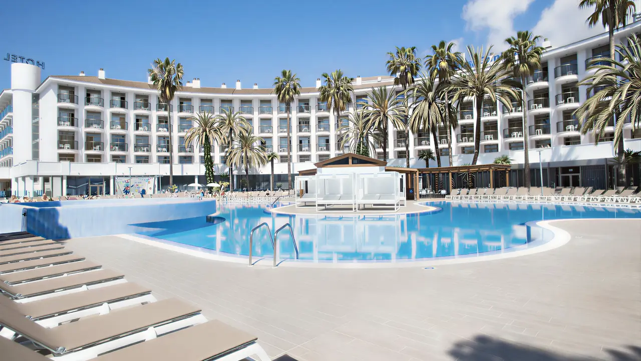 Basen i leżaki w hotelu Best Cambrils