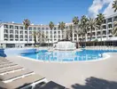 Basen i leżaki w hotelu Best Cambrils