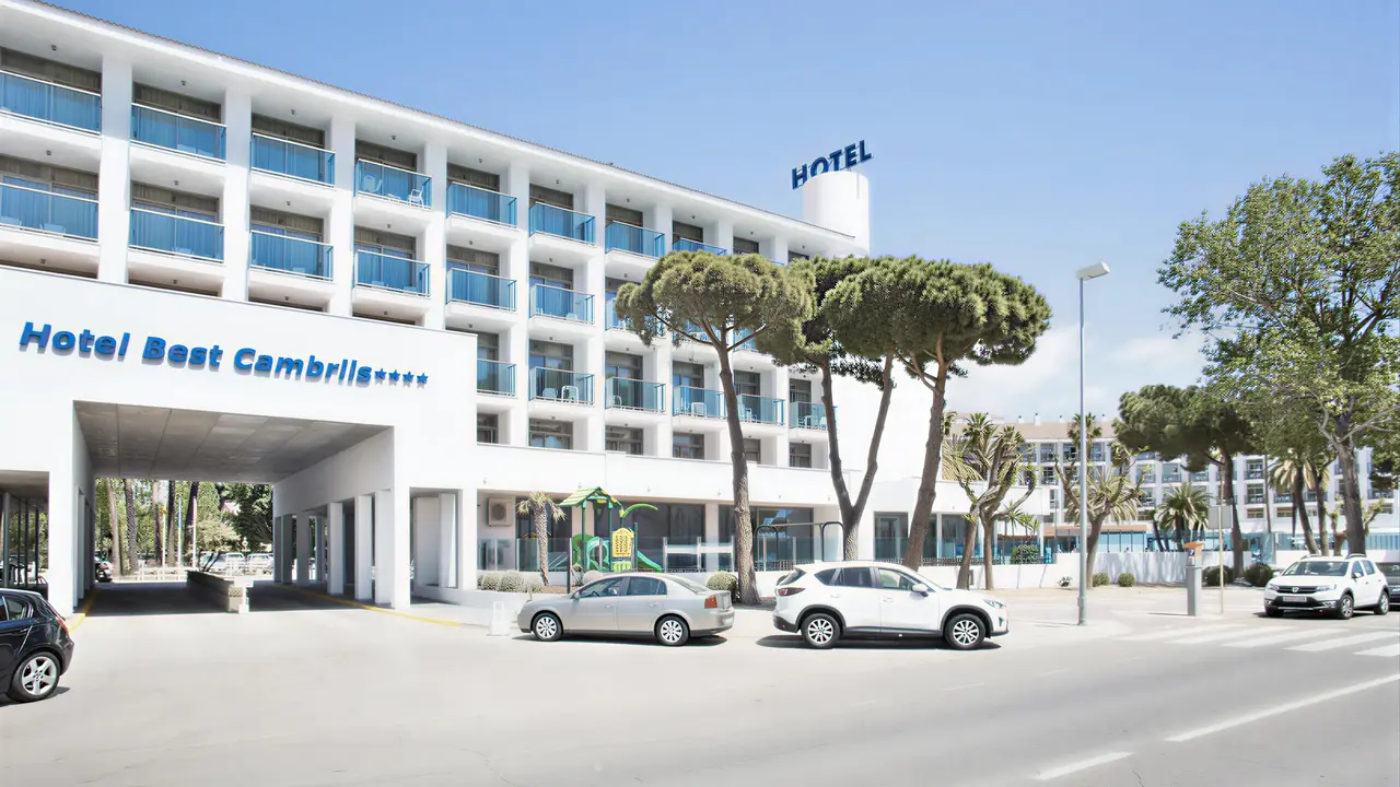 Elewacja i wejście do Best Cambrils