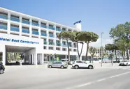 Elewacja i wejście do Best Cambrils