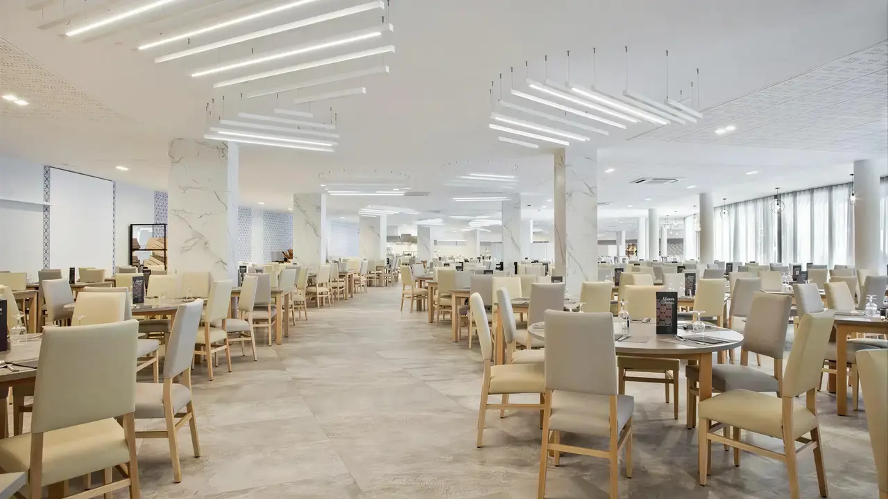 Jasna restauracja z stolikami w Best Cambrils