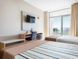 Pokój z łóżkami i biurkiem w Best Cambrils
