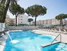 Basen z leżakami w Best Cambrils
