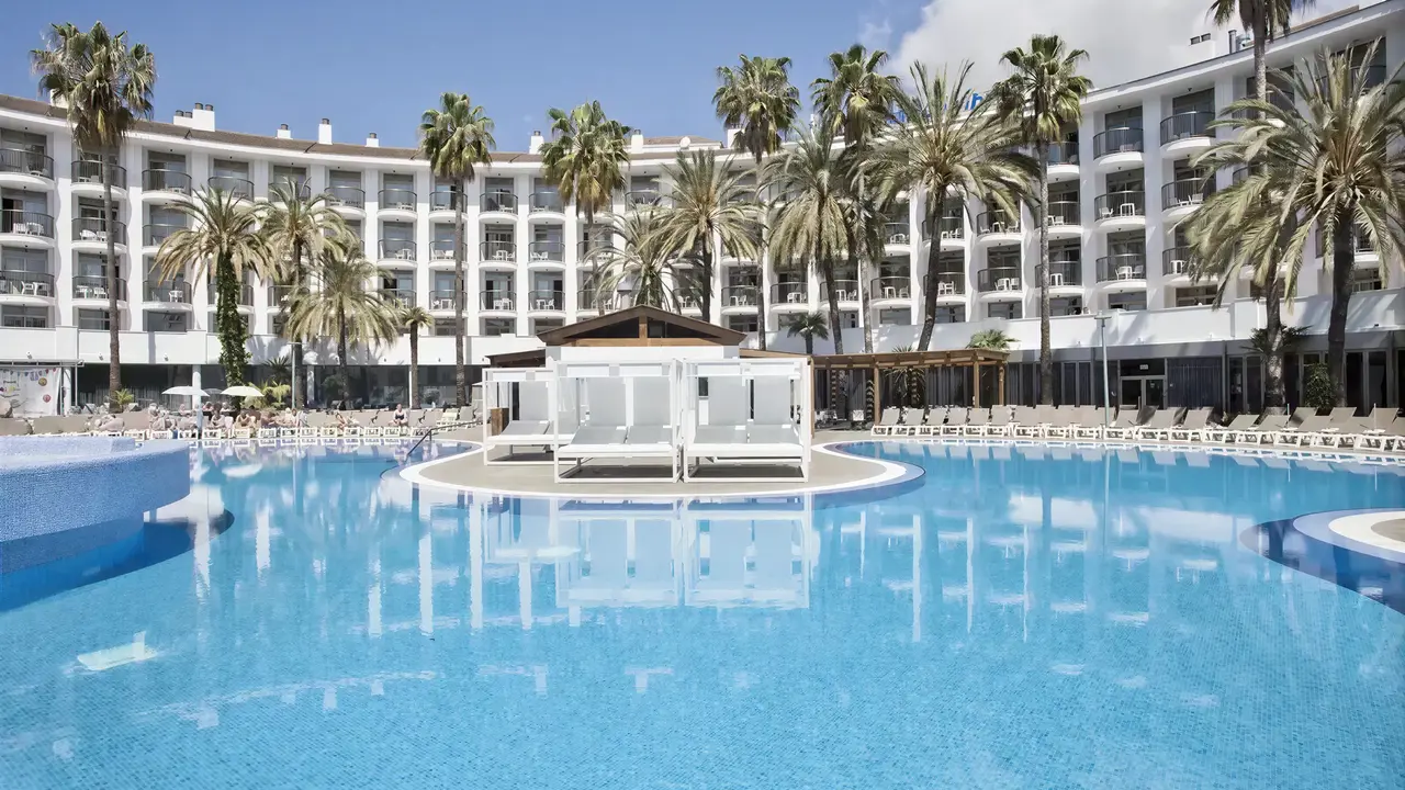 Basen zewnętrzny z leżakami w Best Cambrils