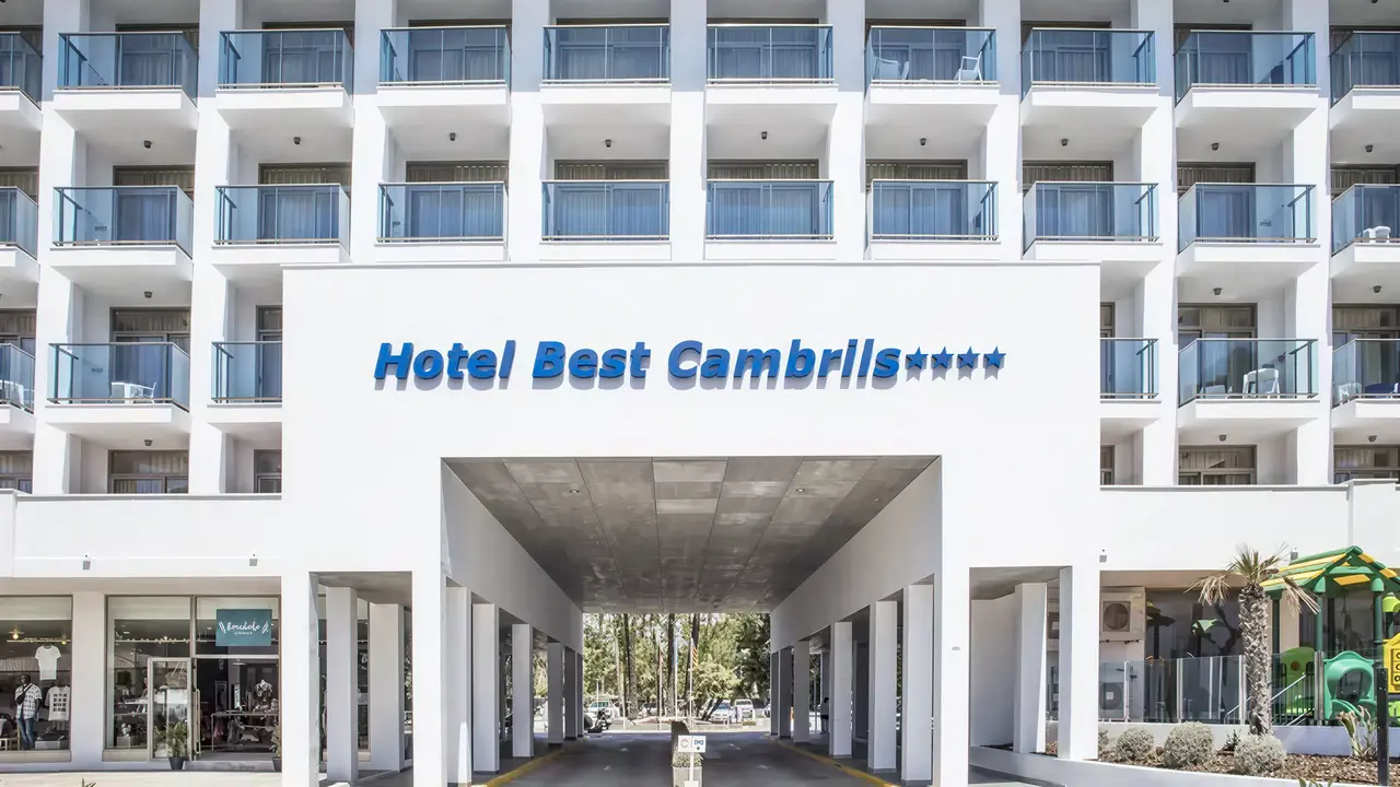Elewacja i wjazd do Best Cambrils