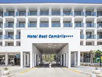 Elewacja i wjazd do Best Cambrils