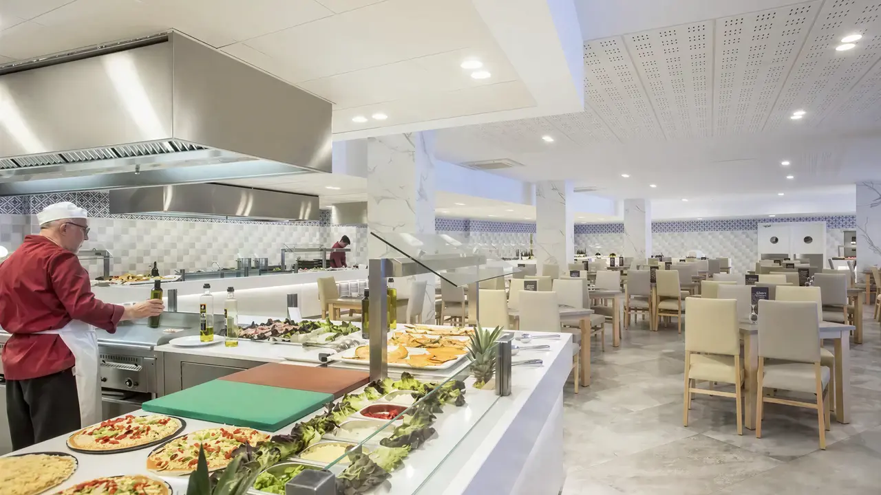 Bufet i strefa jadalna w Best Cambrils