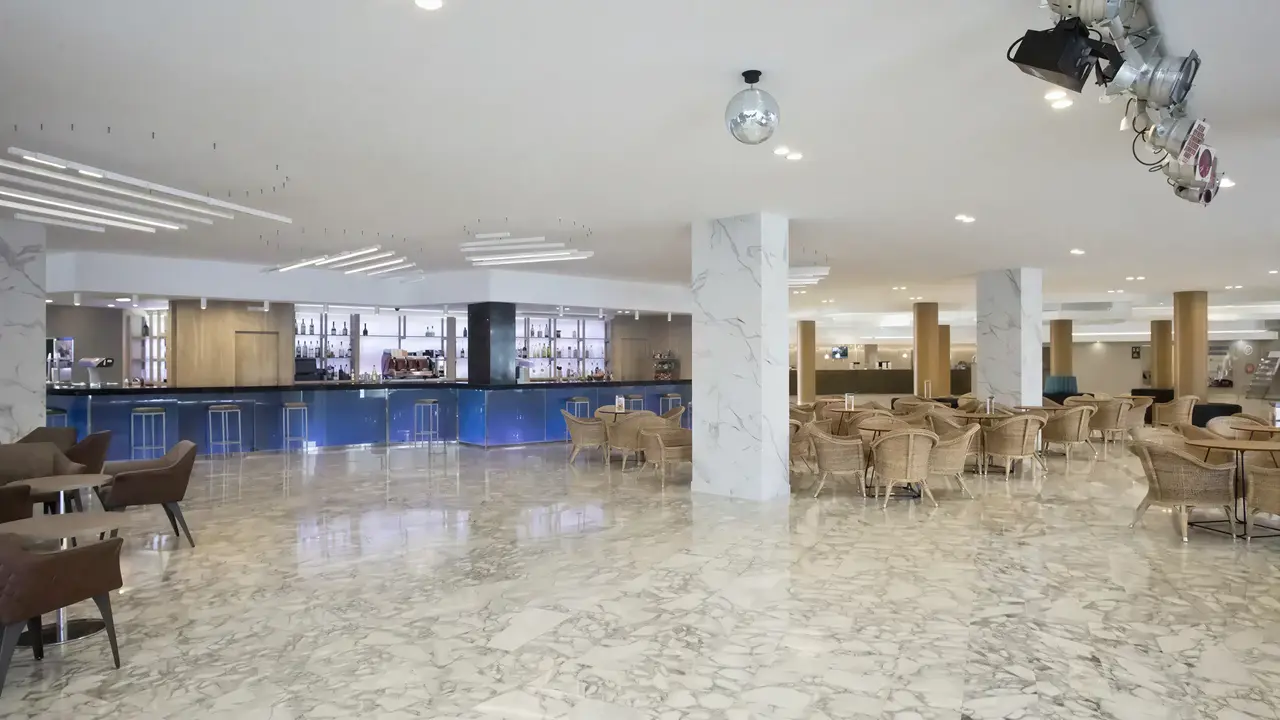 Bar z wysokimi hokerami w Best Cambrils