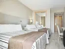 Pokój z łóżkami w Best Cambrils