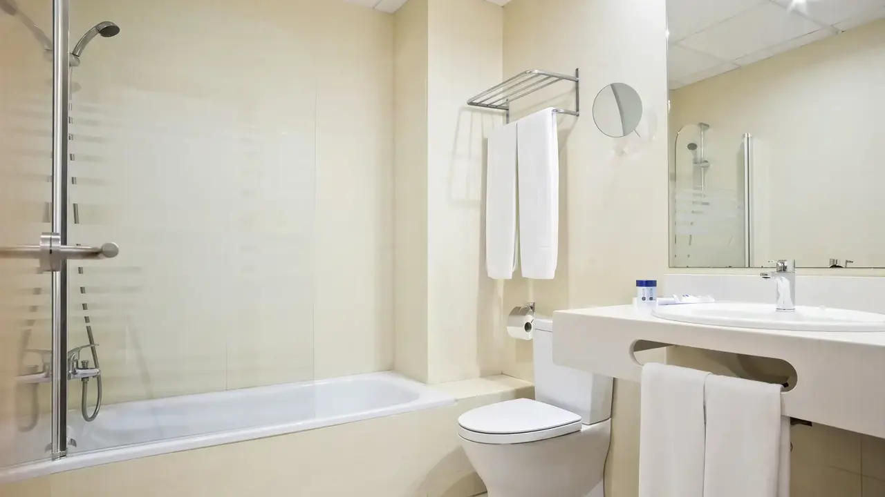 Nowoczesna łazienka w hotelu Best Cambrils