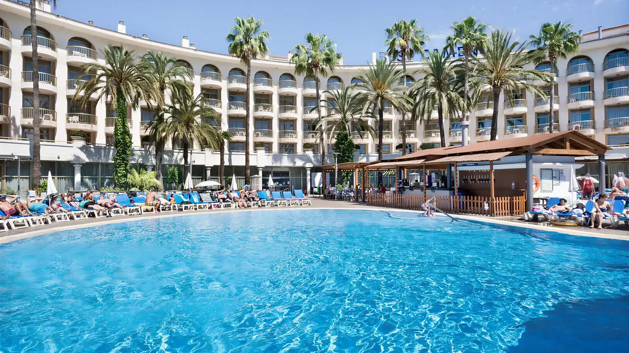 Basen i leżaki w hotelu Best Cambrils